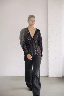 Braia Black Roses
